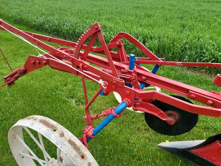 international-1-bottom-pull-type-moldboard-plow-image-15