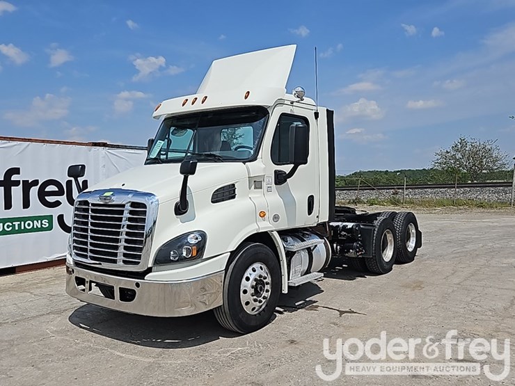 2017-freightliner-cascadia-113-image-2