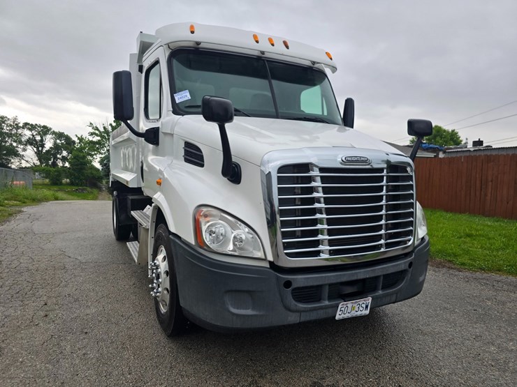 2015-freightliner-cascadia-113-image-31