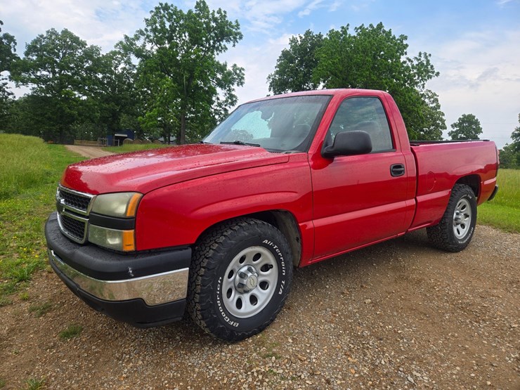 #24356-•-2006-chevrolet-silverado-pickup-truck-image-3