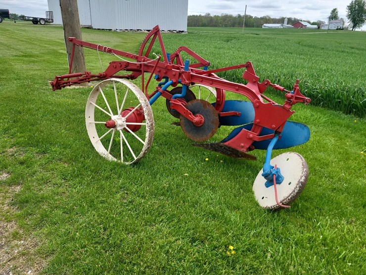 international-2-bottom-pull-type-moldboard-plow---nice-image-5