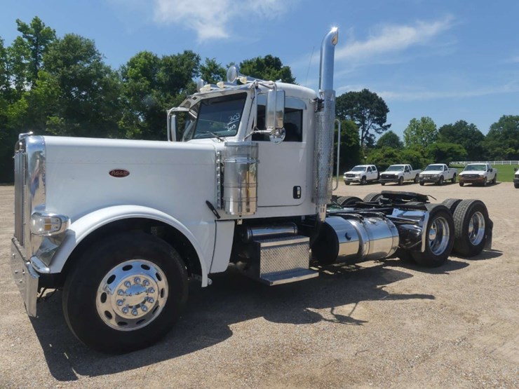 2017-peterbilt-389-image-1