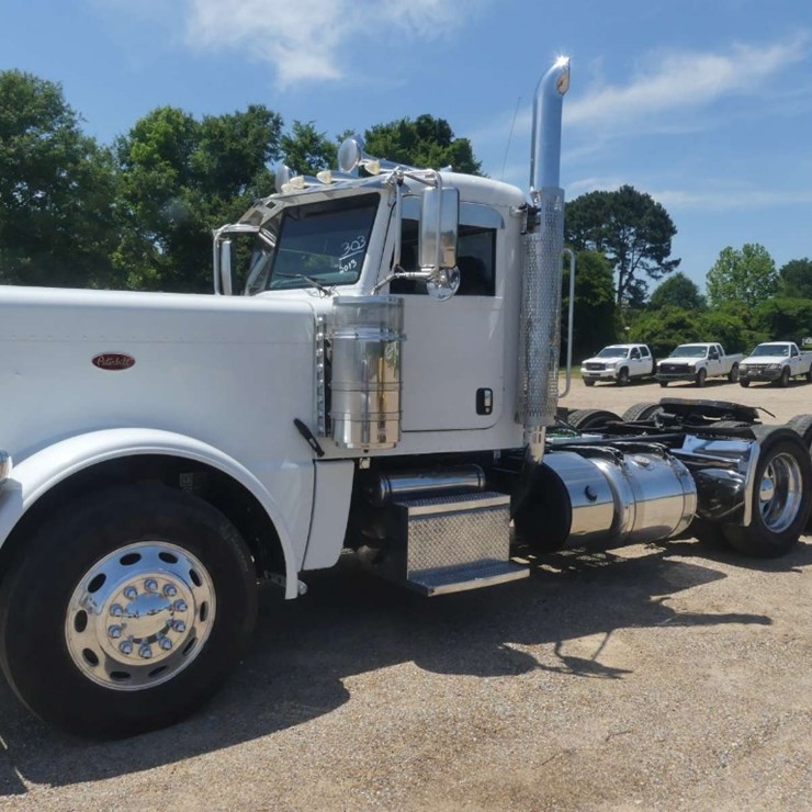 2017 PETERBILT 389