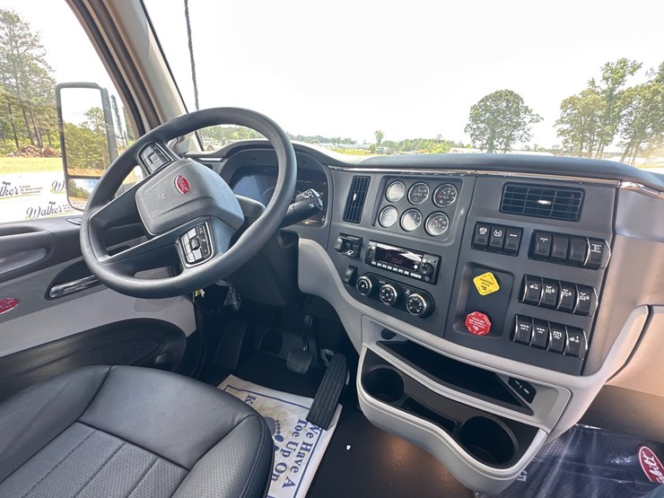 2025-peterbilt-567-image-16
