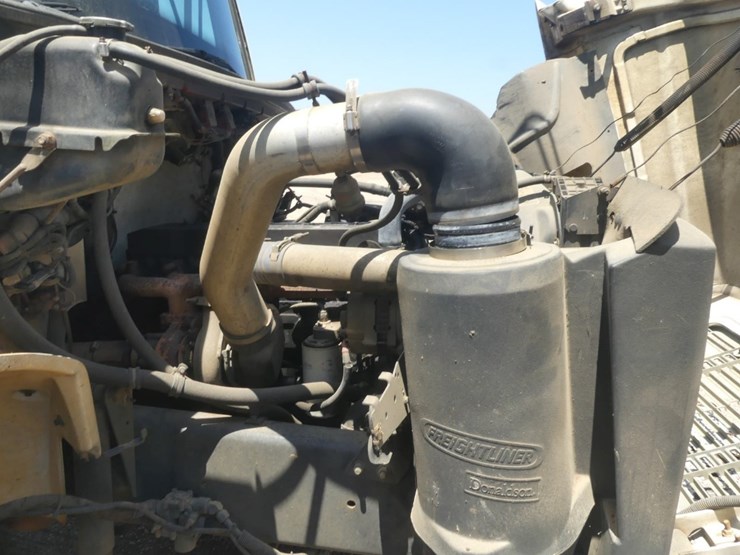 1999-freightliner-fl70-image-10