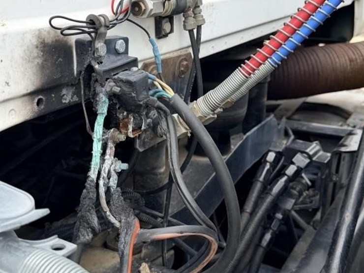 l2--1998-mack-maxi-cruise-truck-image-20