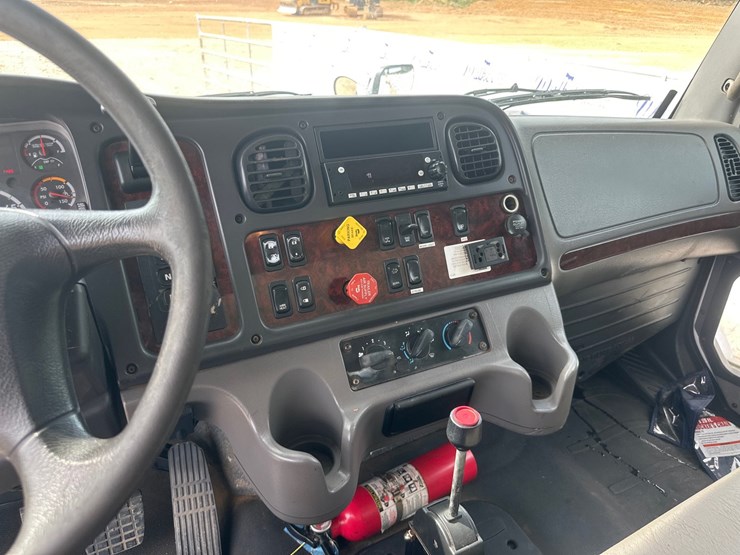 2008-freightliner-m2-106-image-9