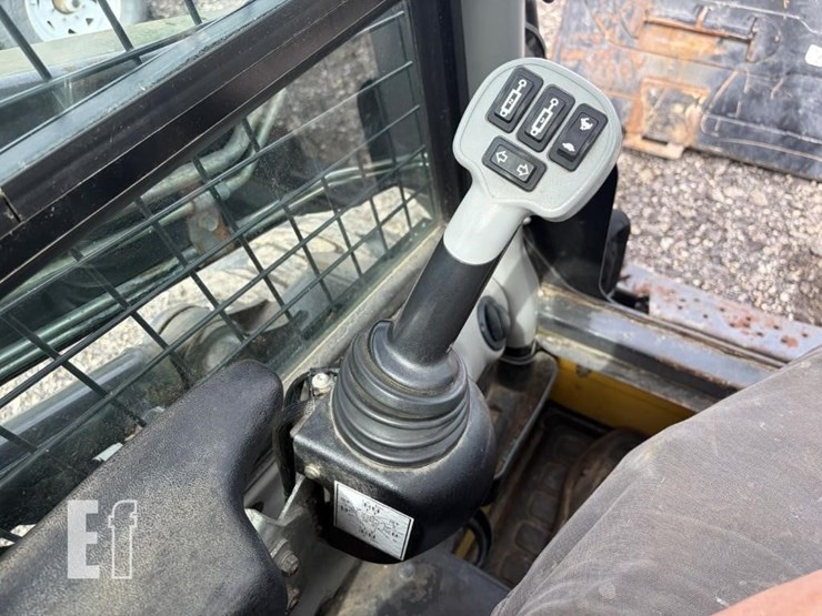 new-holland-l220-image-13