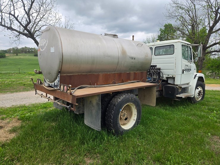 1999-freightliner-fl70-image-16