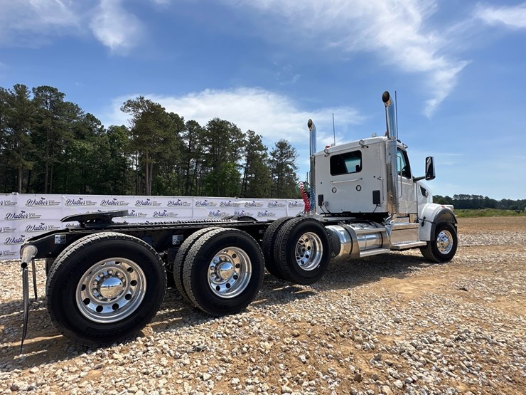 2024-peterbilt-567-image-8