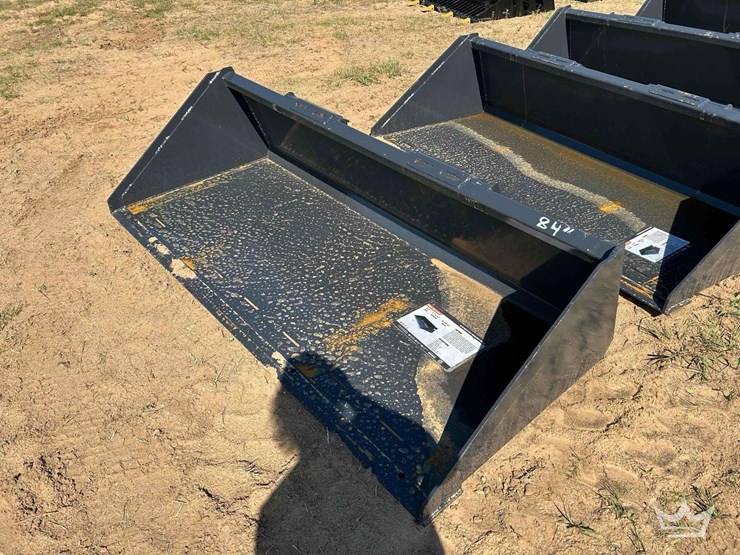 wolverine-track-duty-bucket-image-1