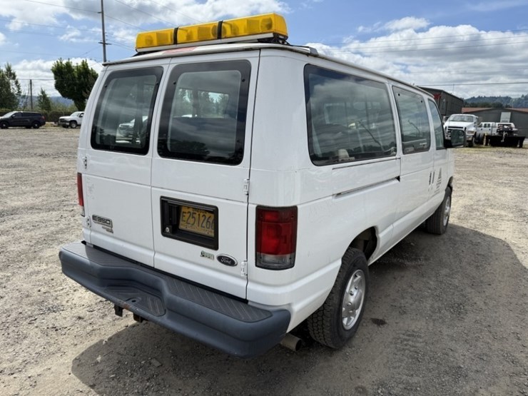 2010-ford-e350-image-4