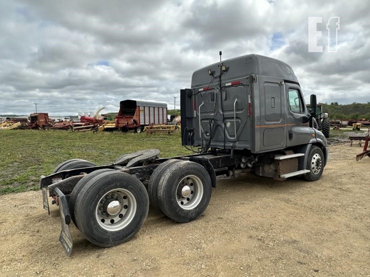 2012-freightliner-cascadia-113-image-3