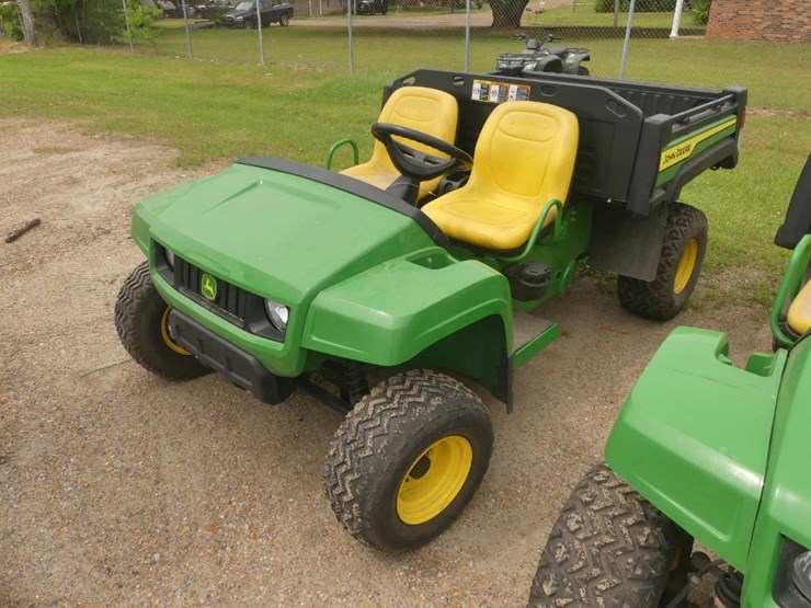 2024-john-deere-gator-image-1