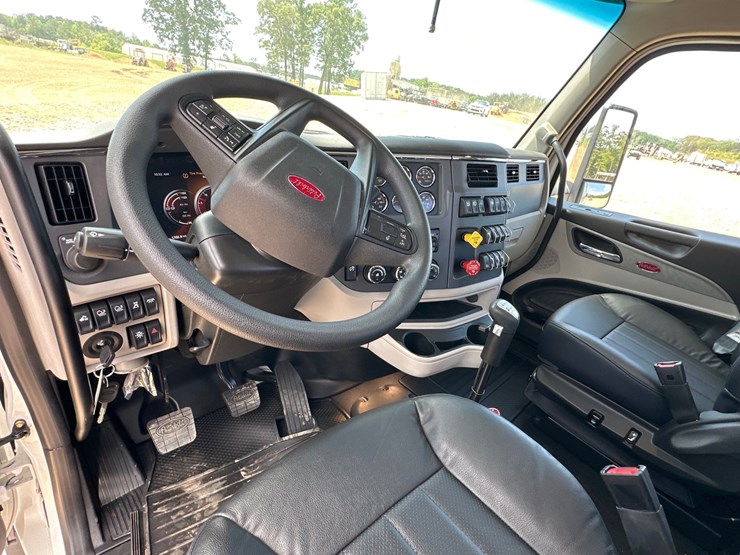 2024-peterbilt-567-image-11