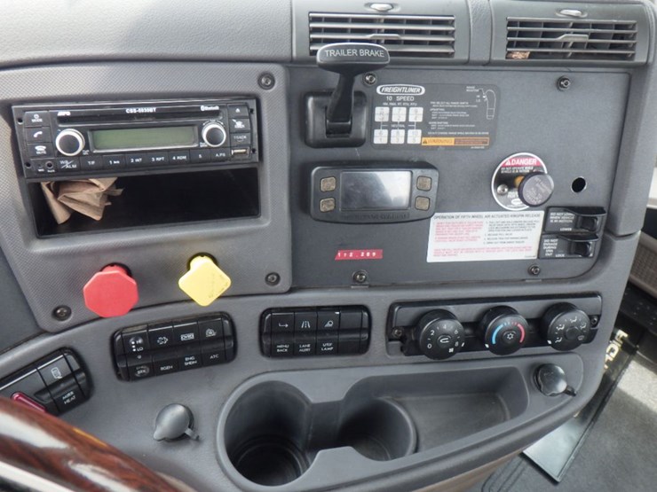 2017-freightliner-cascadia-113-image-16