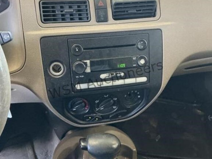 2005-ford-focus-sdn-image-18