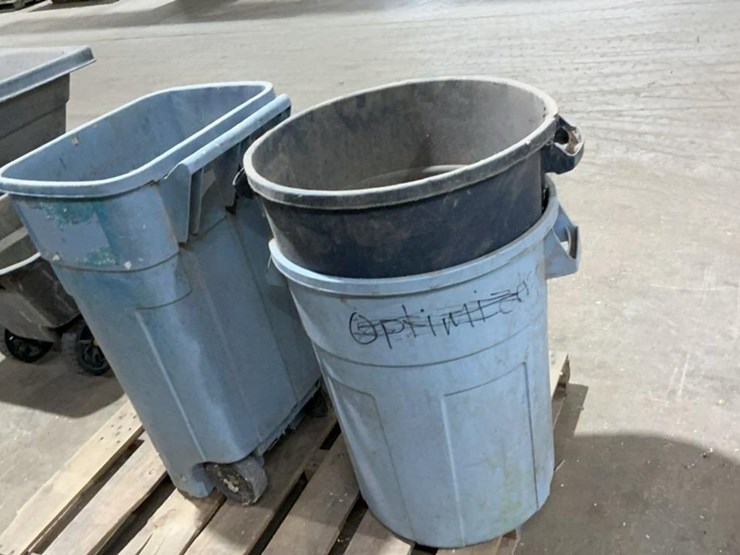 #164-•-poly-carts-and-trash-cans-image-19
