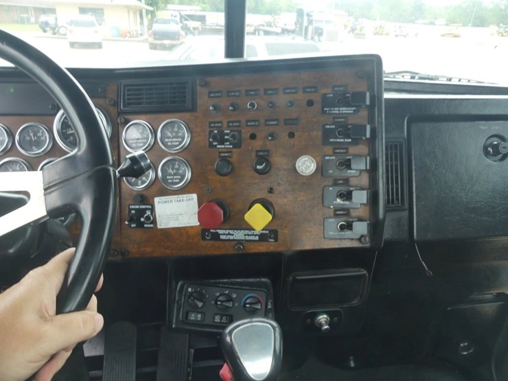 2000-peterbilt-379-image-18