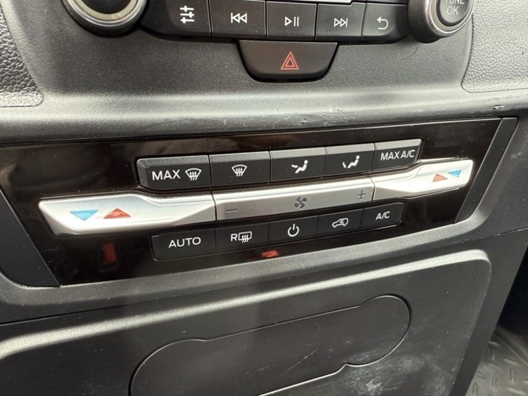 2020-ford-explorer-image-32