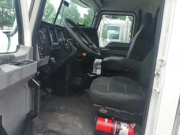 2020-mack-granite-64ft-image-18