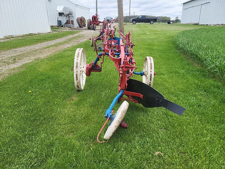 international-1-bottom-pull-type-moldboard-plow-image-4