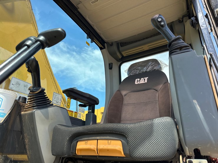 2021-caterpillar-320-image-12