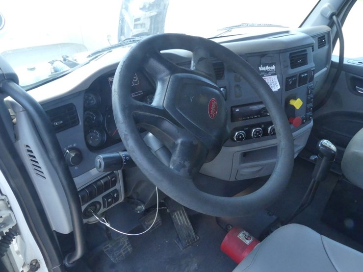 2018-peterbilt-567-image-16