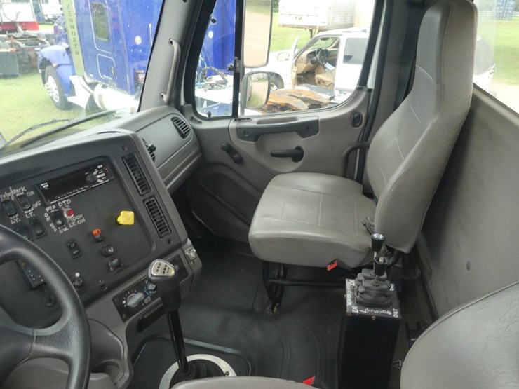 2018-freightliner-114sd-image-18