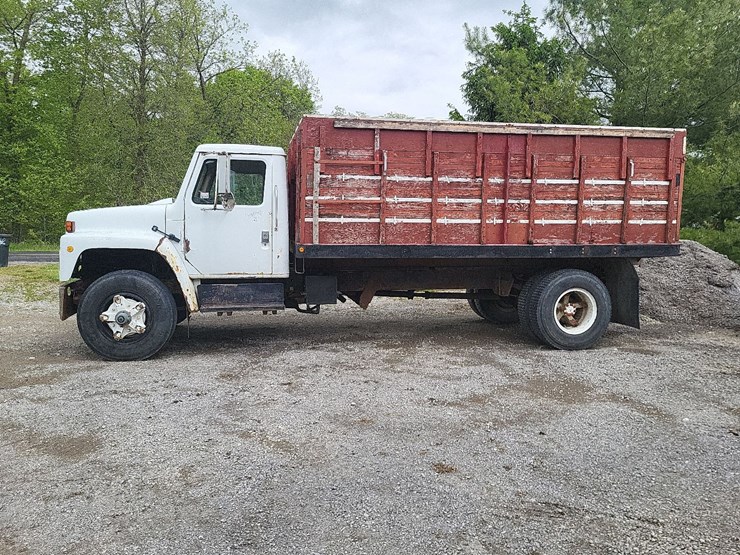 1982-international-1754-single-axle-grain-truck-image-2