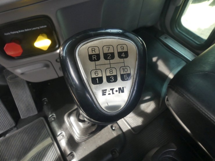 2018-peterbilt-389-image-19