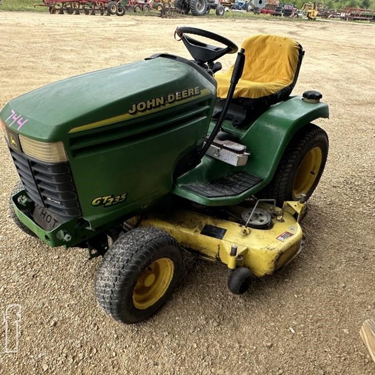 JOHN DEERE GT235