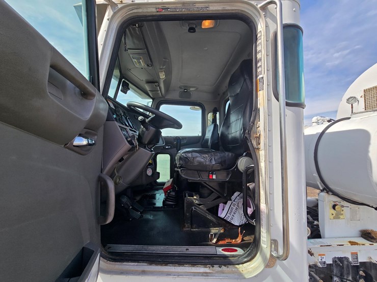 2014-peterbilt-365-image-72