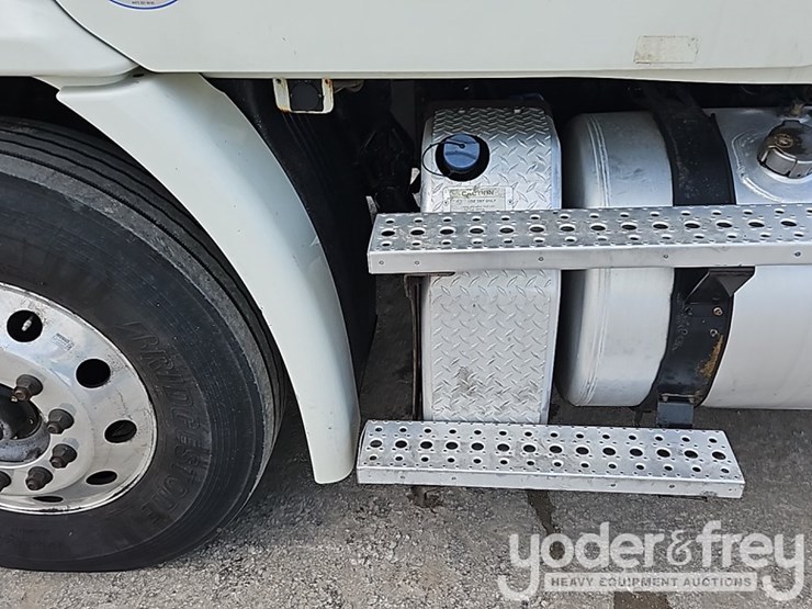 2017-freightliner-cascadia-113-image-7
