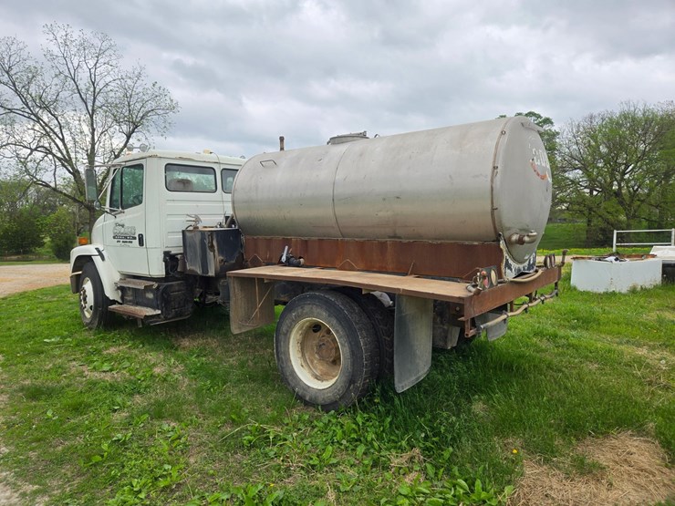 1999-freightliner-fl70-image-10