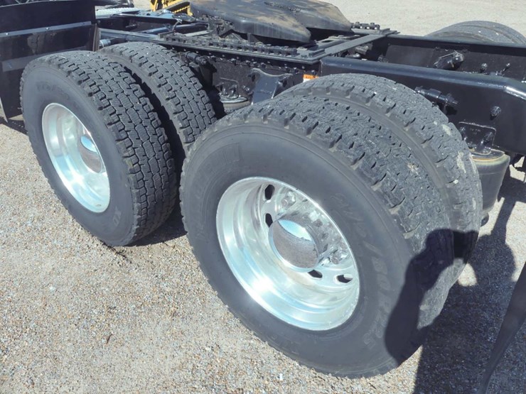 2014-freightliner-coronado-132-image-5