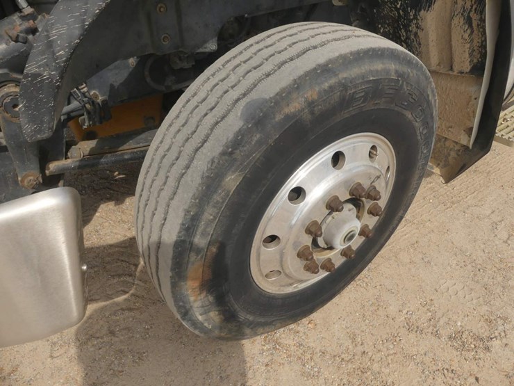 2013-caterpillar-ct660l-image-15