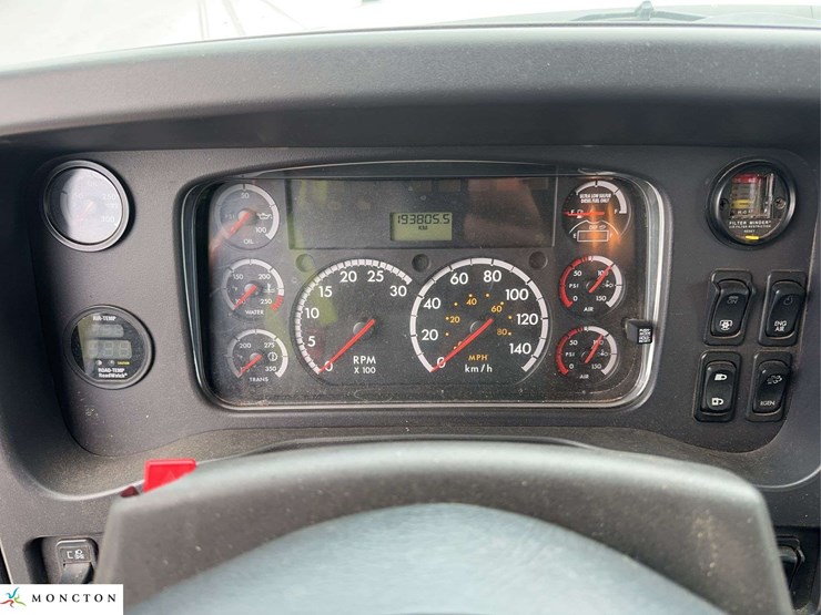 2015-freightliner-114sd-image-26