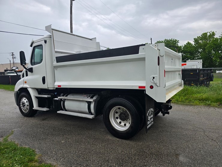 2015-freightliner-cascadia-113-image-11