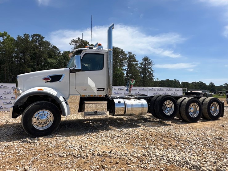 2024-peterbilt-567-image-1