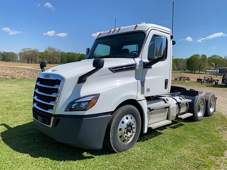 2019-freightliner-cascadia-day-cab-image-1