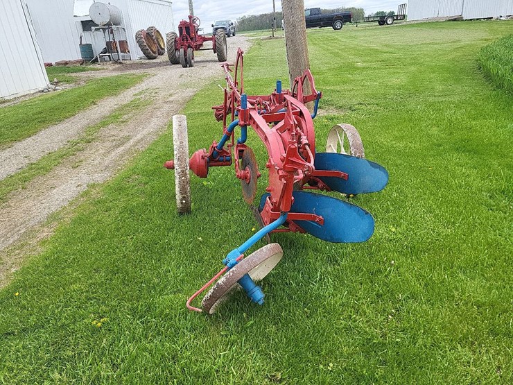 international-2-bottom-pull-type-moldboard-plow---nice-image-4