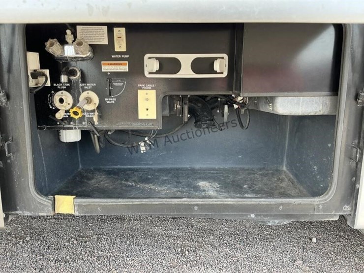 2006-fleetwood-excursion-motorhome-image-10