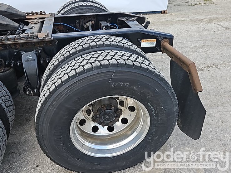 2017-freightliner-cascadia-113-image-13