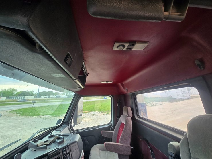 1999-volvo-vn-image-47