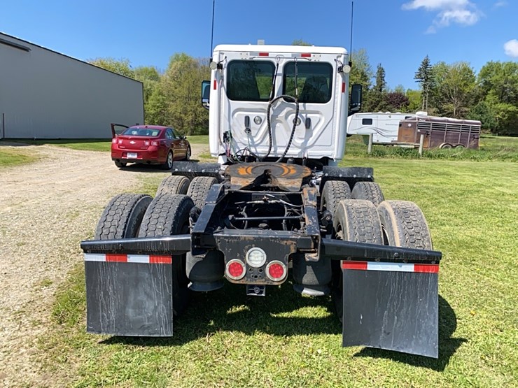 2019-freightliner-cascadia-day-cab-image-5