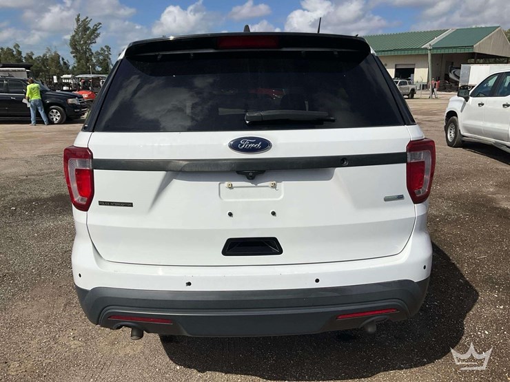 2017-ford-explorer-image-27