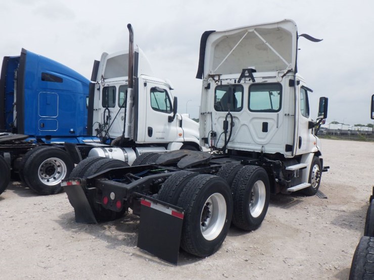 2017-freightliner-cascadia-113-image-8