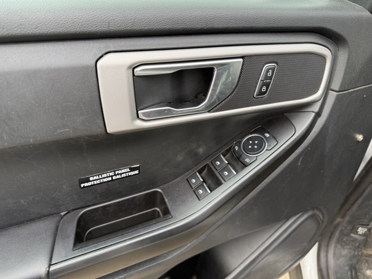 2020-ford-explorer-image-28