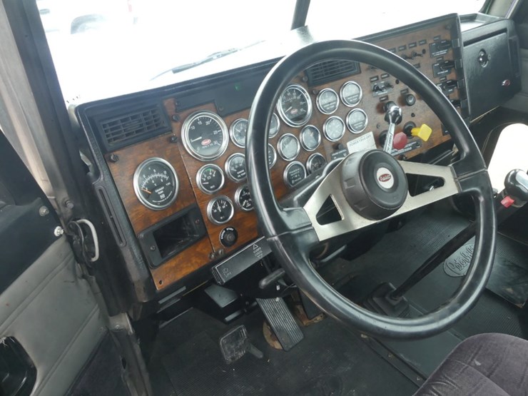 2000-peterbilt-379-image-16